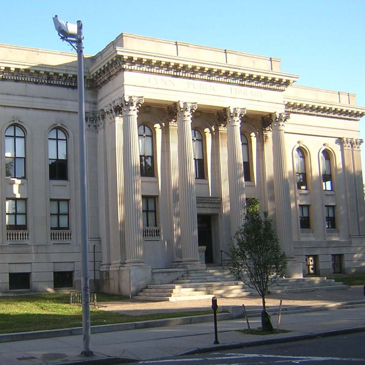 a large white building with columns on the front of it.